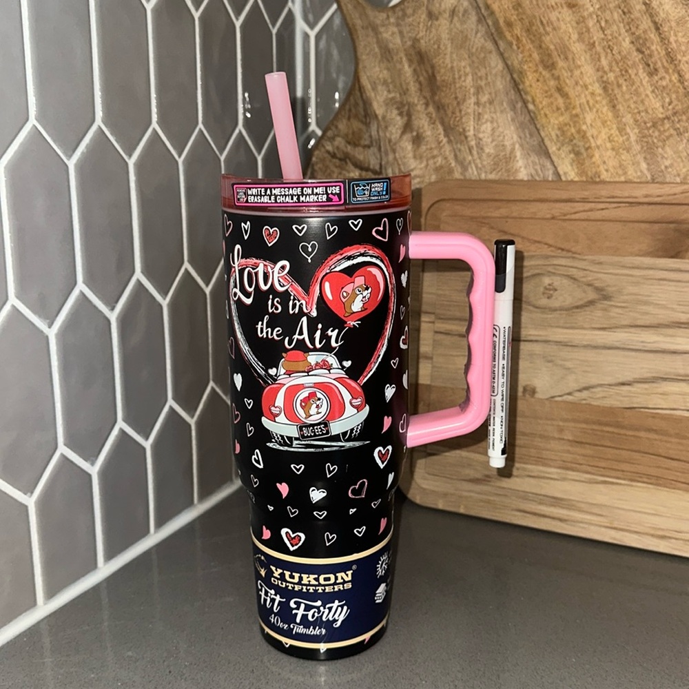 2025 Buc-ee's Valentines Day "Love Is In The Air"
'NWT
40oz Tumbler Bucees - New
